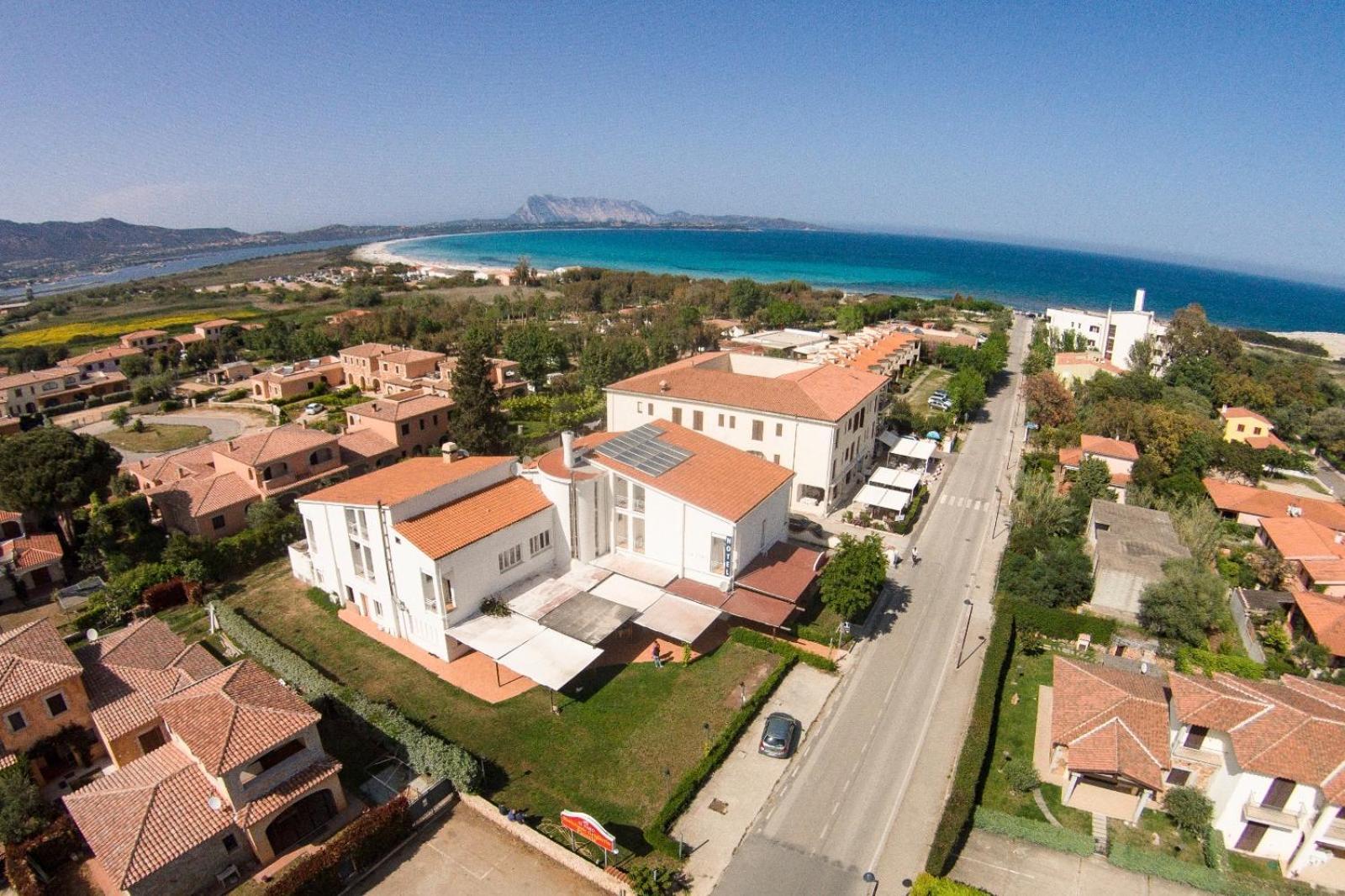 סאן תאודורו Hotel Al Faro Spiaggia La Cinta Santeodoro מראה חיצוני תמונה